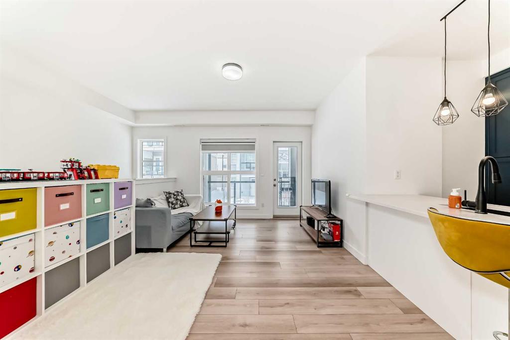 Picture of 44 Spring Creek Common SW, Calgary Real Estate Listing