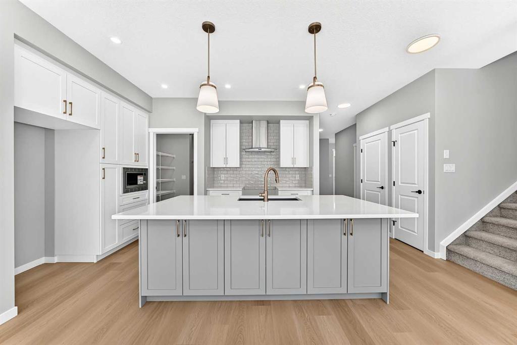 Picture of 547 Mercado Avenue SE, Calgary Real Estate Listing