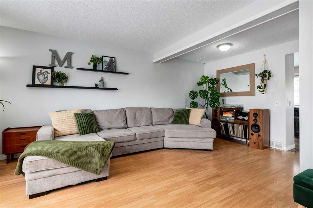 Picture of 955 Erin Woods Drive SE, Calgary Real Estate Listing