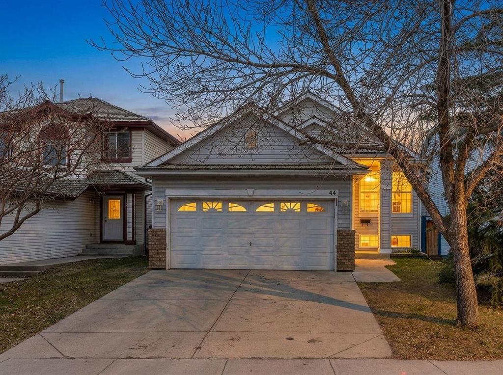 Picture of 44 Douglas Glen Crescent SE, Calgary Real Estate Listing