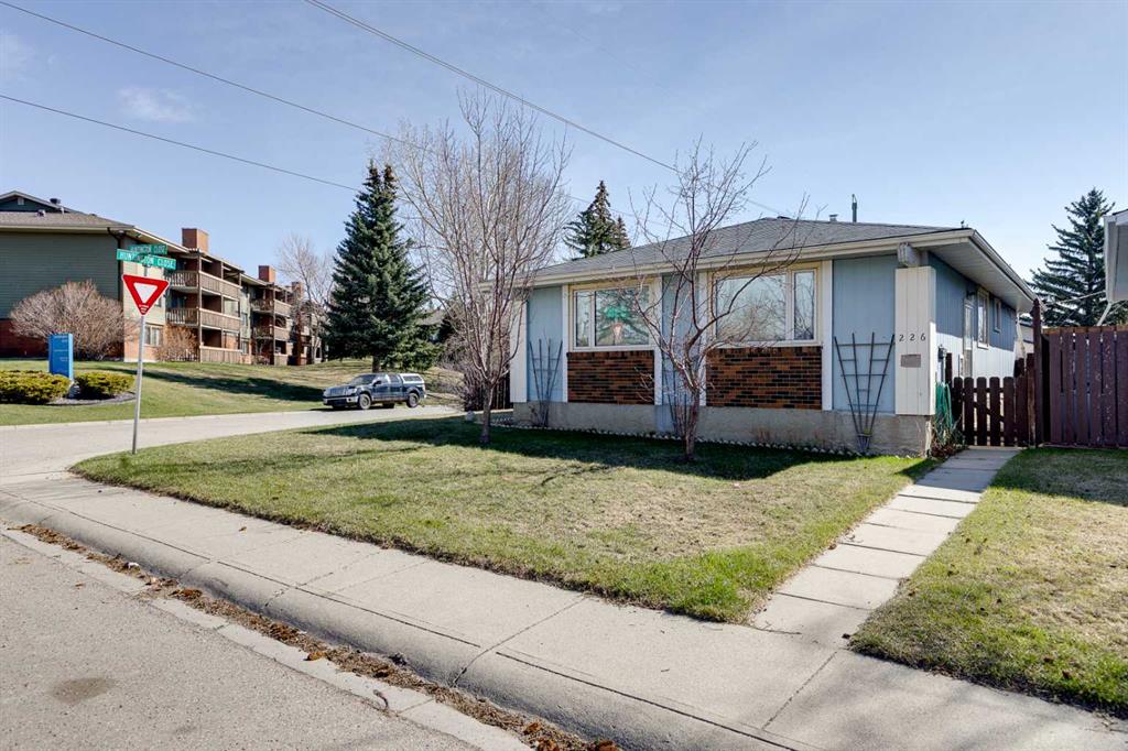 Picture of 226 Huntington Close NE, Calgary Real Estate Listing