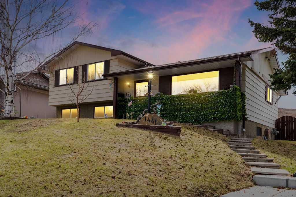 Picture of 1441 Hunterbrook Road NW, Calgary Real Estate Listing