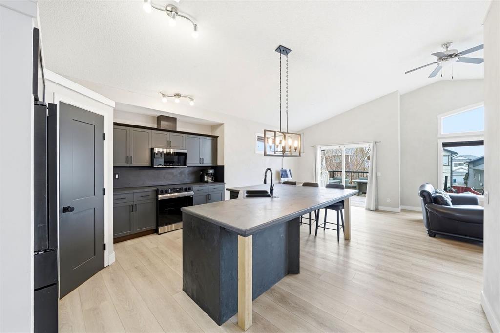 Picture of 165 Thornfield Close SE, Airdrie Real Estate Listing