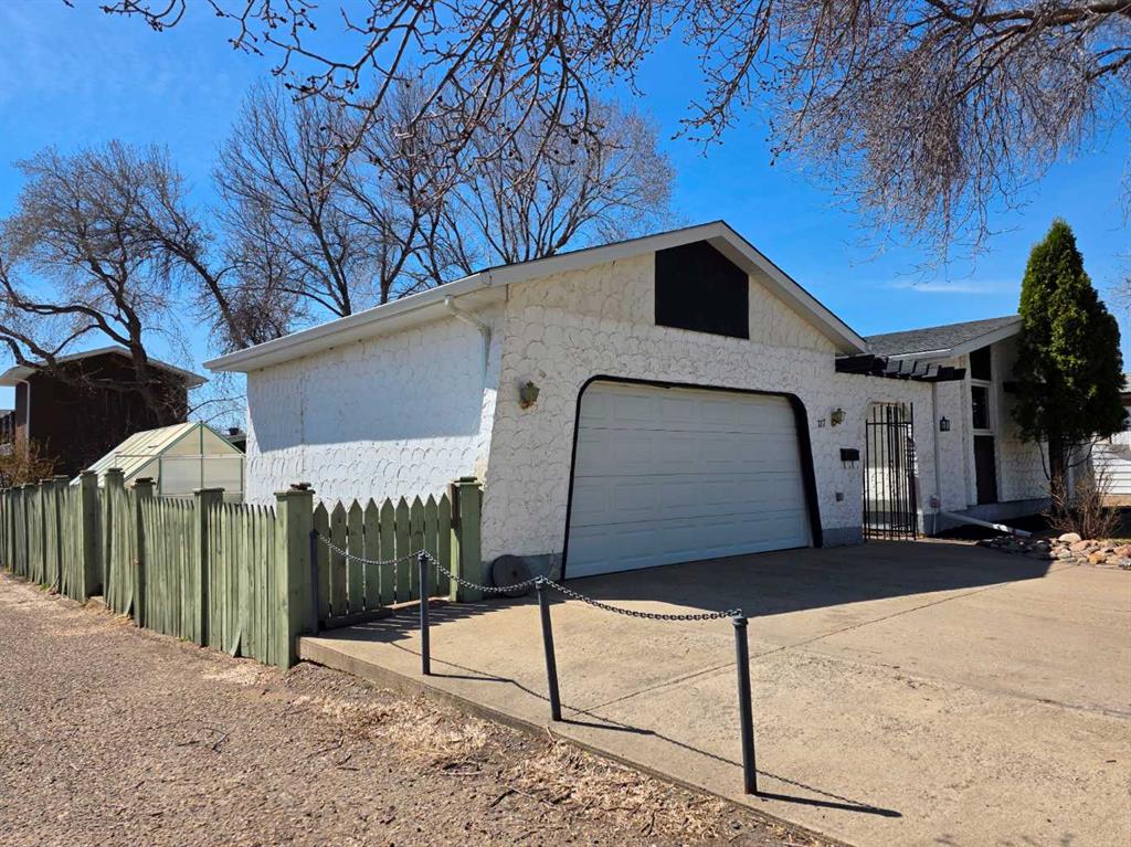 Picture of 717 3 Street NW, Medicine Hat Real Estate Listing