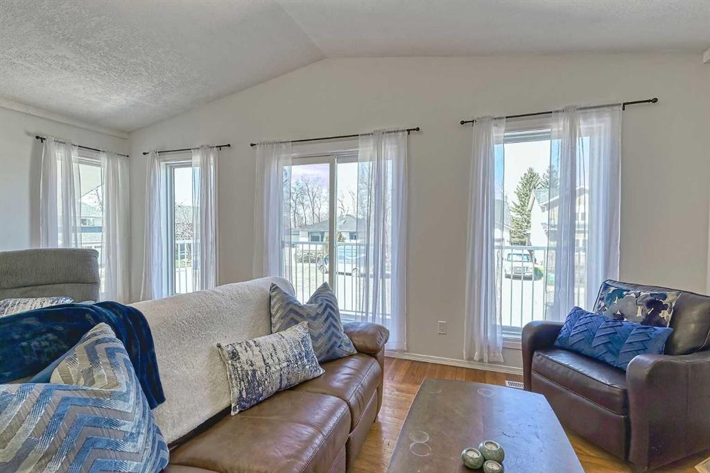 Picture of 417 2 Avenue NW, Diamond Valley Real Estate Listing