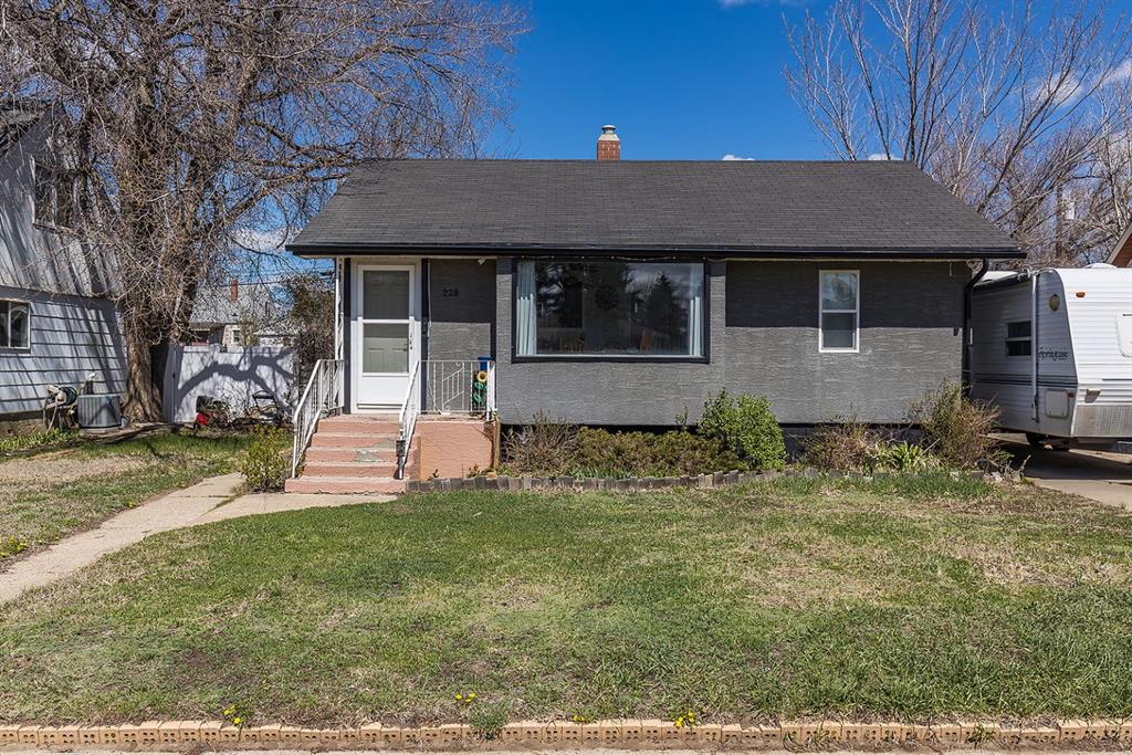 Picture of 228 11 Street SW, Medicine Hat Real Estate Listing