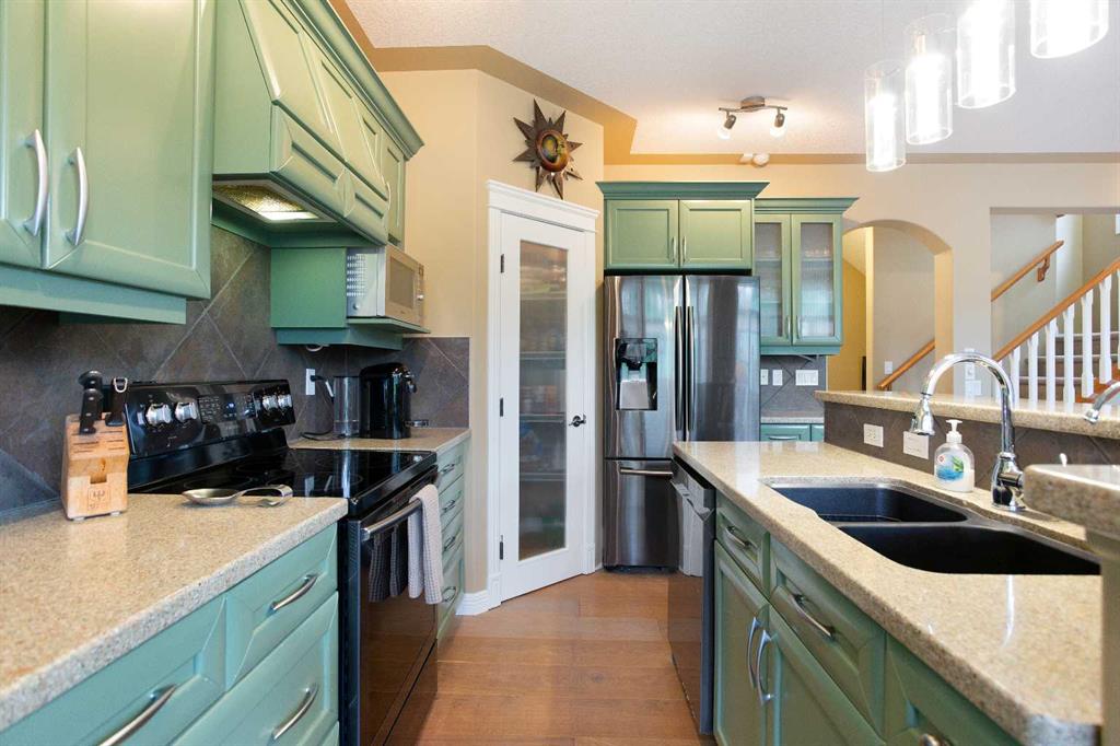 Picture of 30 Discovery Ridge Gardens SW, Calgary Real Estate Listing
