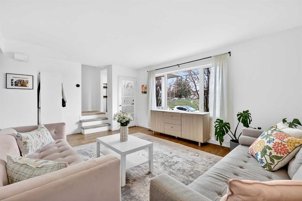Picture of 465 Killarney Glen Court SW, Calgary Real Estate Listing