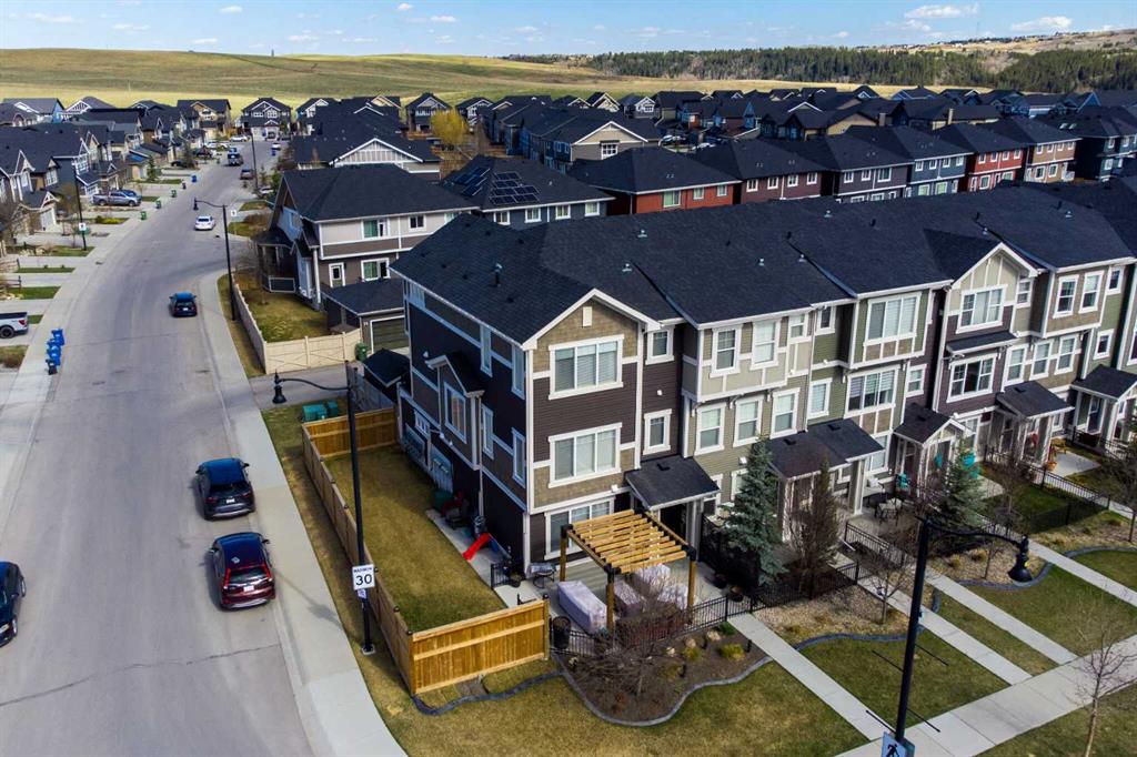 Picture of 216 Sundown Road , Cochrane Real Estate Listing
