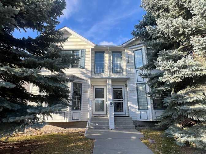 Picture of 7212 Sierra Morena Boulevard SW, Calgary Real Estate Listing