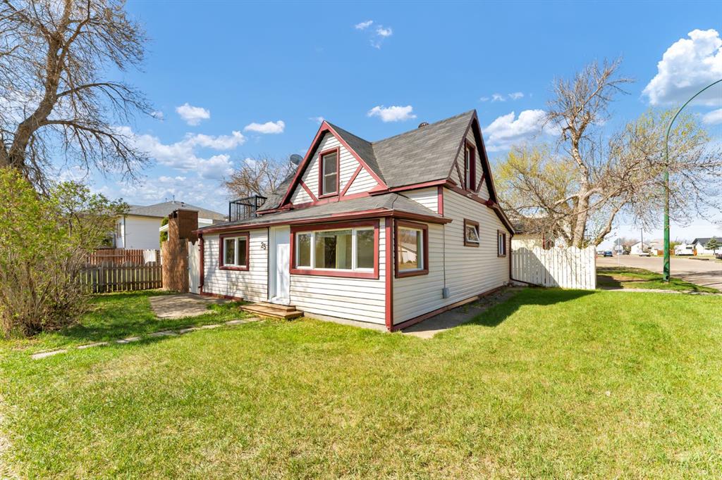 Picture of 25 4 Street NE, Redcliff Real Estate Listing