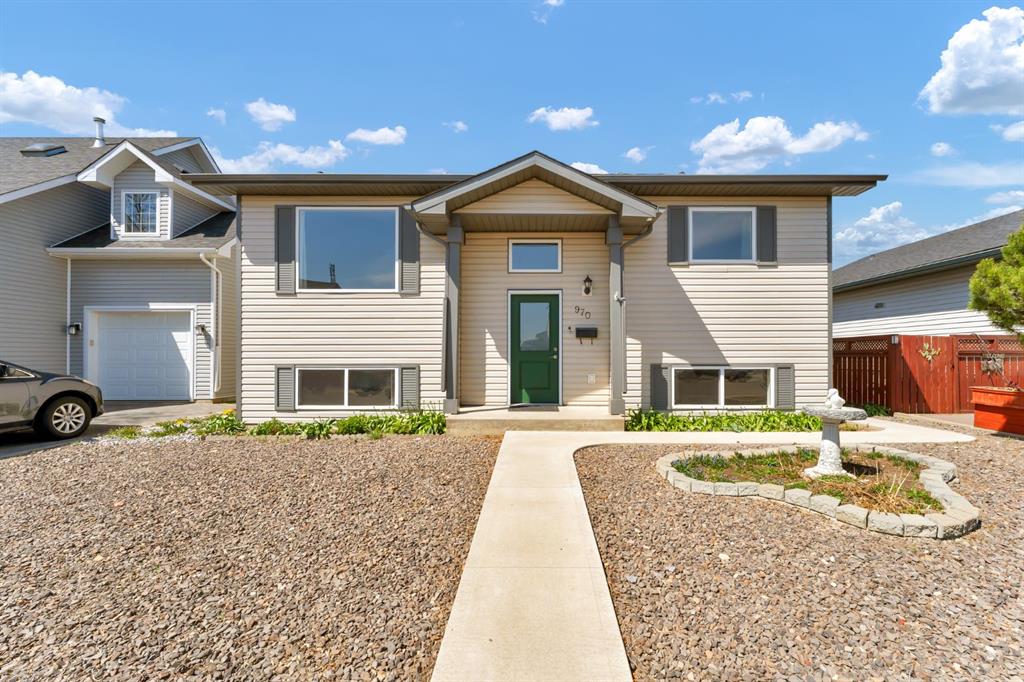 Picture of 970 Kipling Crescent SW, Redcliff Real Estate Listing