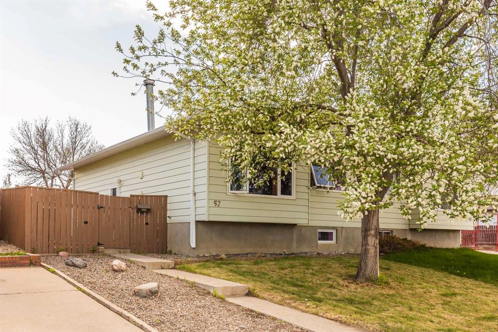 Picture of 52 Trent Road W, Lethbridge Real Estate Listing