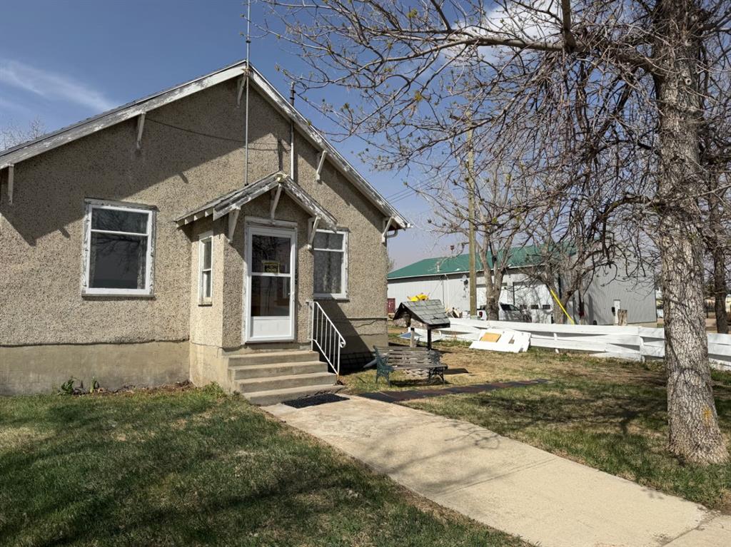 Picture of 102 Railway Avenue S, Morrin Real Estate Listing