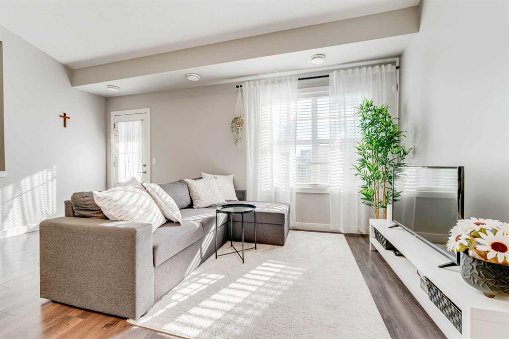 Picture of 165 Evanscrest Gardens NW, Calgary Real Estate Listing