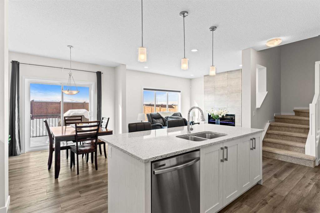 Picture of 492 Chinook Gate Square SW, Airdrie Real Estate Listing