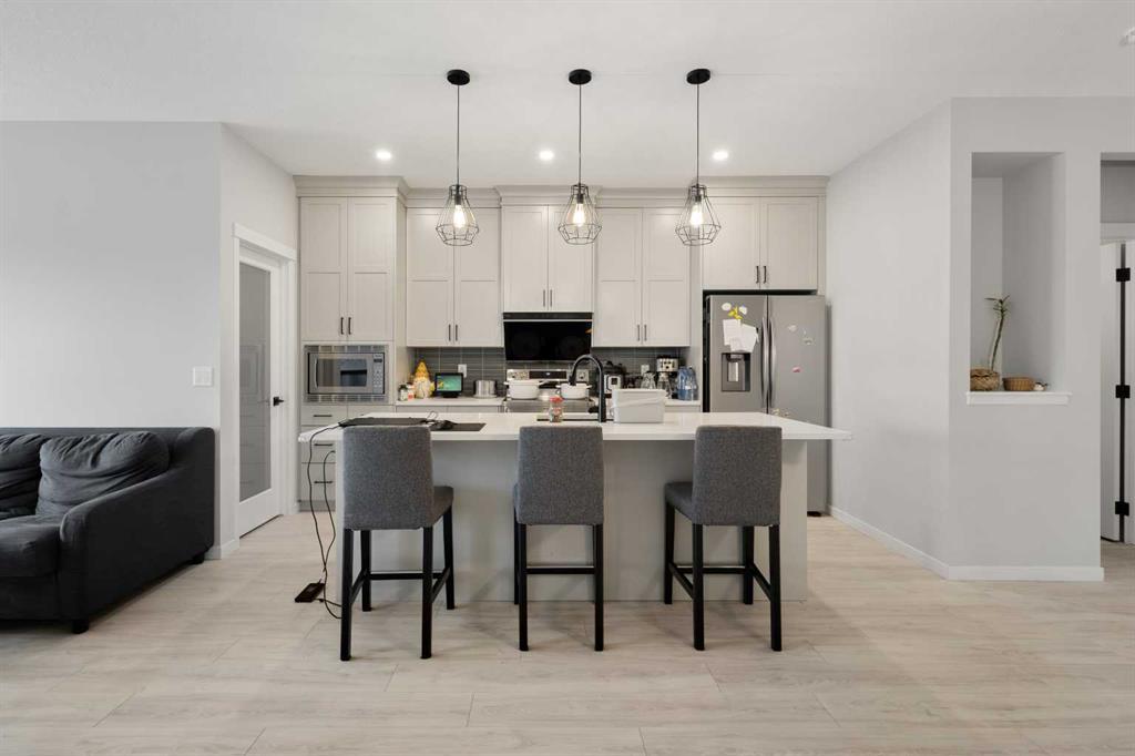 Picture of 22 Edith Manor NW, Calgary Real Estate Listing