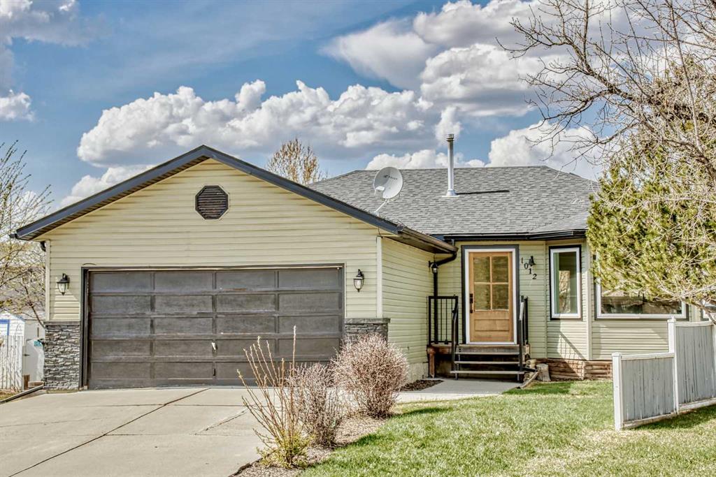 Picture of 1012 2 Street NE, Sundre Real Estate Listing
