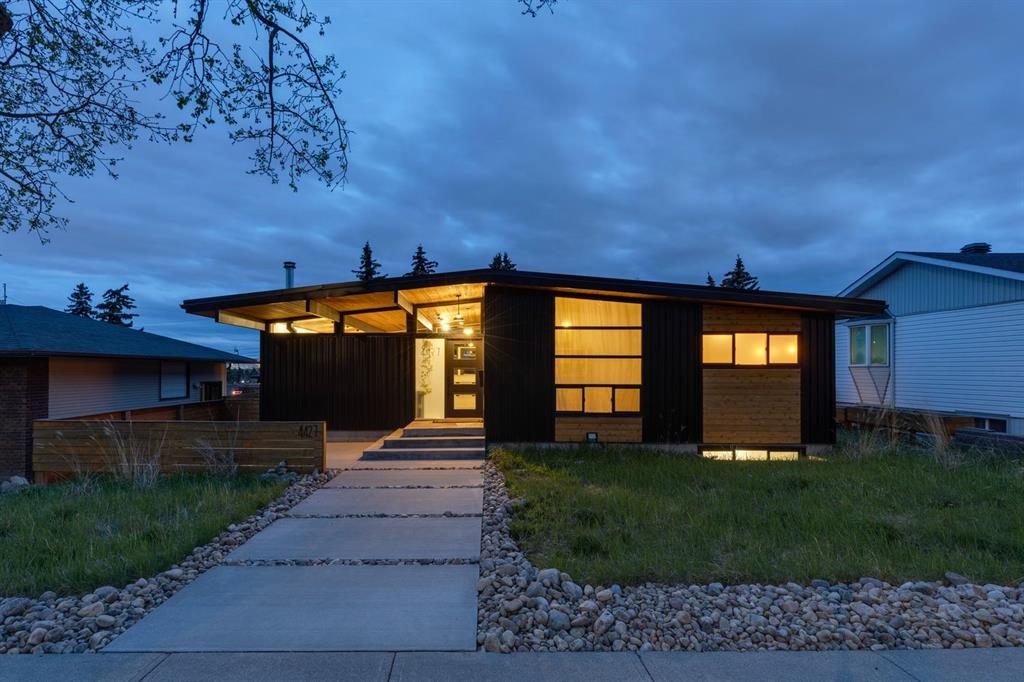 Picture of 4427 Charleswood Drive NW, Calgary Real Estate Listing