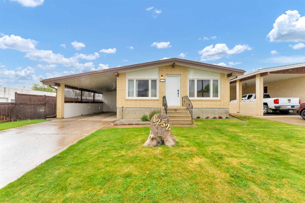 Picture of 1252 Crockford Crescent NW, Medicine Hat Real Estate Listing