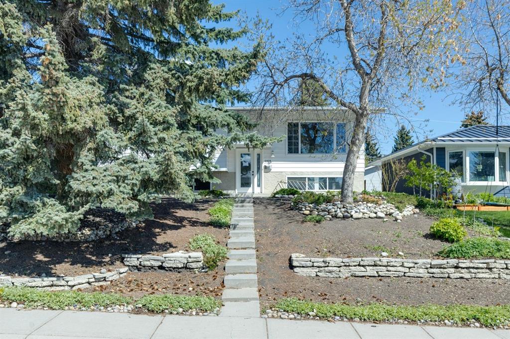 Picture of 6928 Hunterbow Crescent NW, Calgary Real Estate Listing