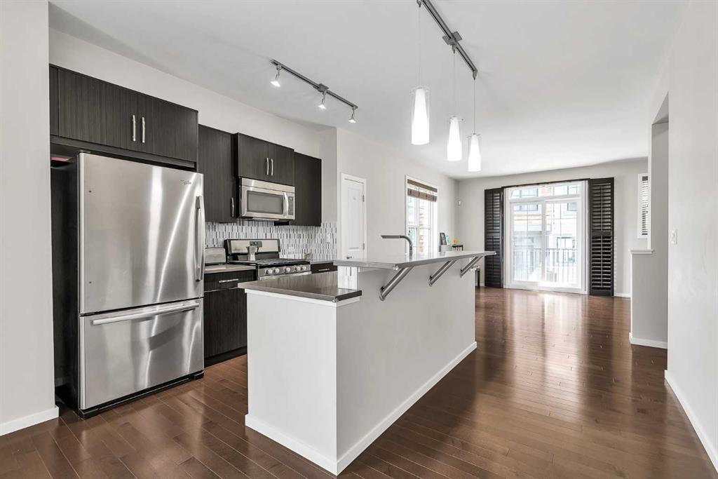 Picture of 439 Ascot Circle SW, Calgary Real Estate Listing