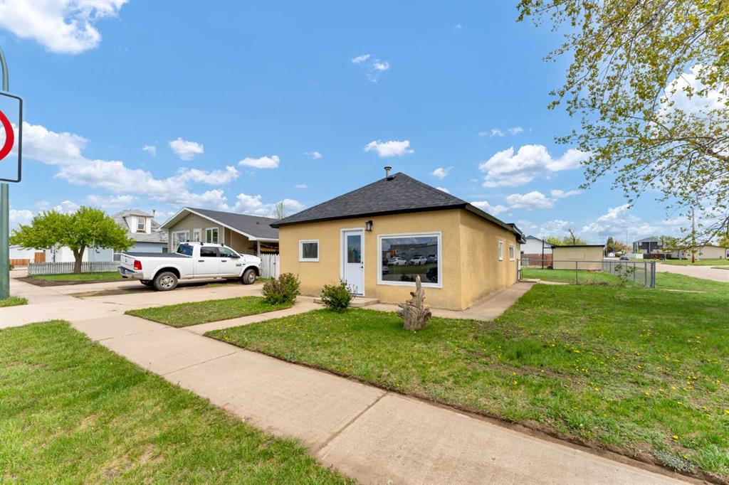 Picture of 837 Main Street S, Redcliff Real Estate Listing