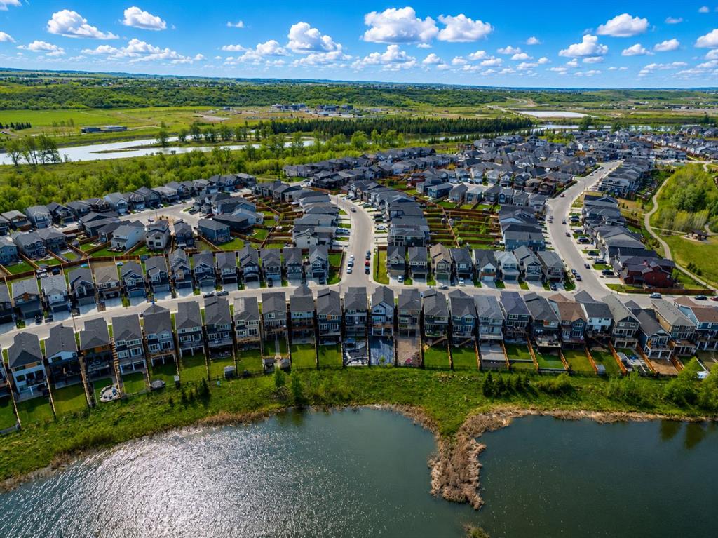 Picture of 152 Cranbrook Gardens SE, Calgary Real Estate Listing