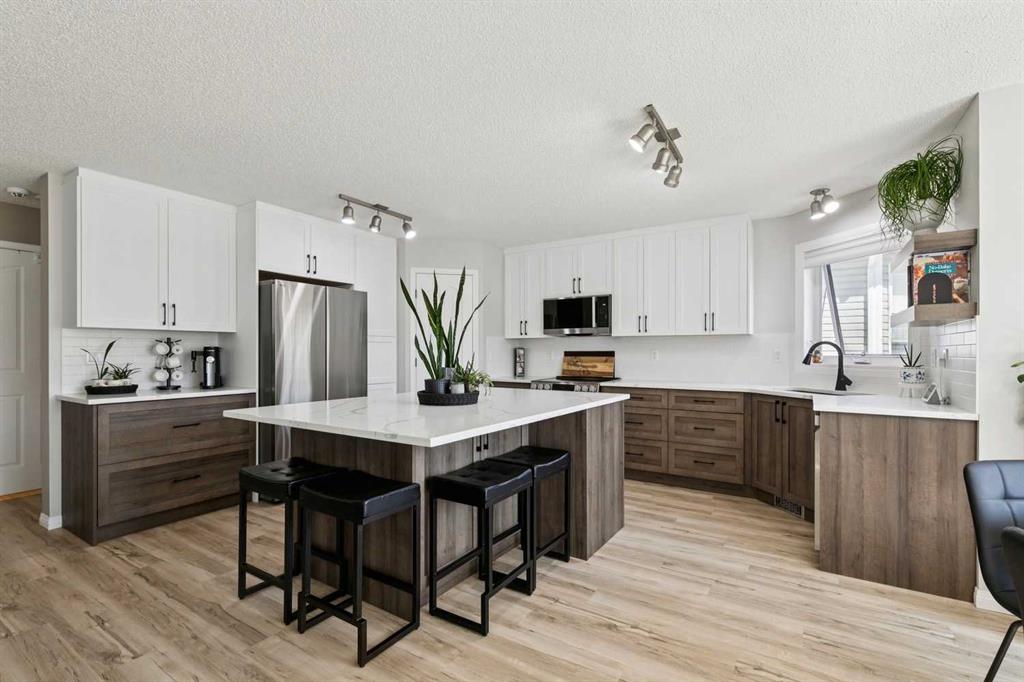 Picture of 416 Stonegate Road NW, Airdrie Real Estate Listing