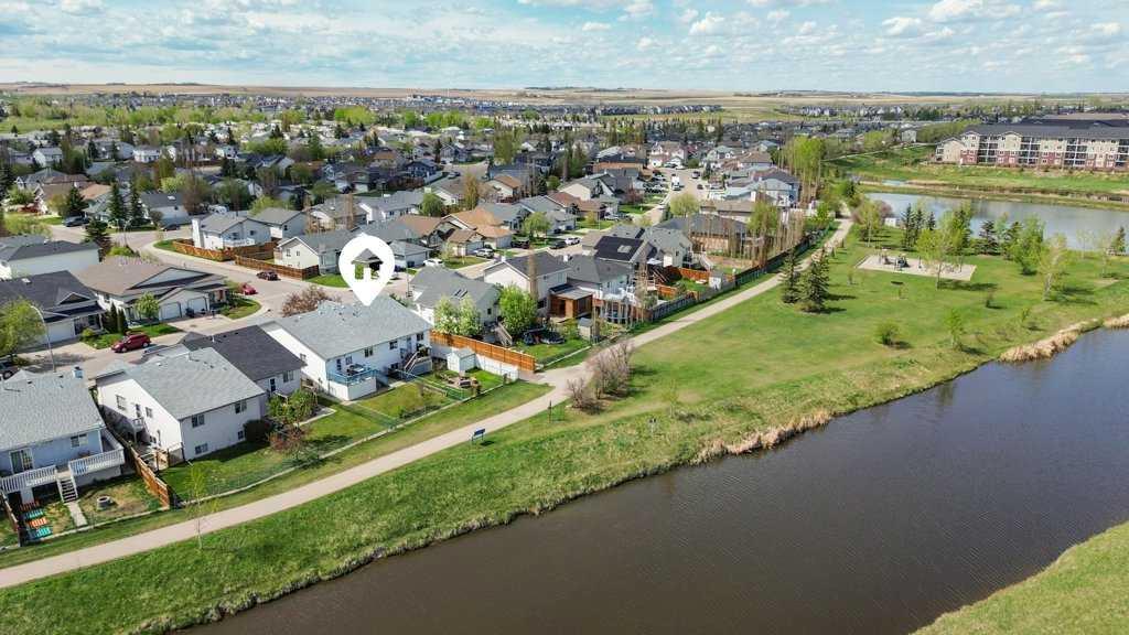 Picture of 202 Willowbrook Close NW, Airdrie Real Estate Listing