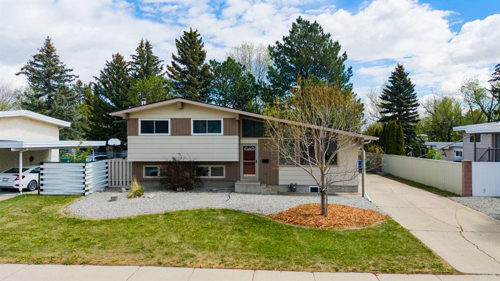 Picture of 9 Queens Road W, Lethbridge Real Estate Listing