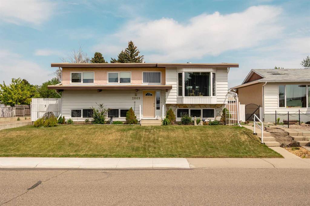 Picture of 2009 17 Street N, Lethbridge Real Estate Listing