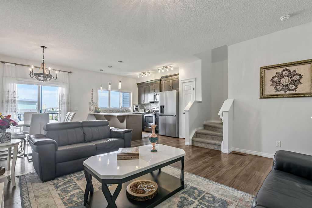 Picture of 665 Hillcrest Road SW, Airdrie Real Estate Listing