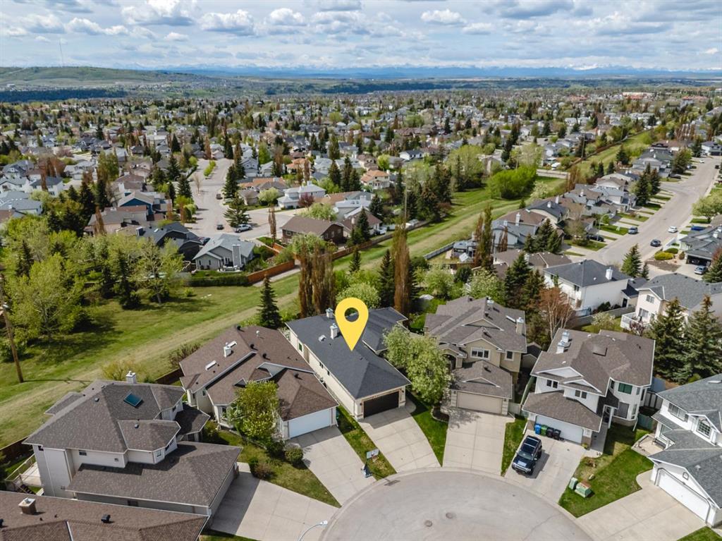 Picture of 121 Scenic View Bay NW, Calgary Real Estate Listing