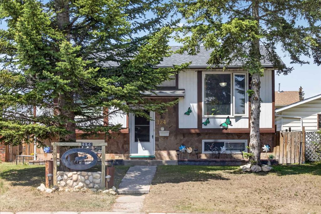 Picture of 124 Falchurch Crescent NE, Calgary Real Estate Listing