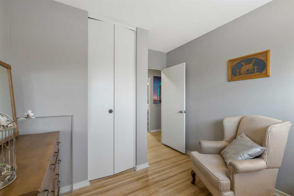 Picture of 126 Springwood Drive SW, Calgary Real Estate Listing
