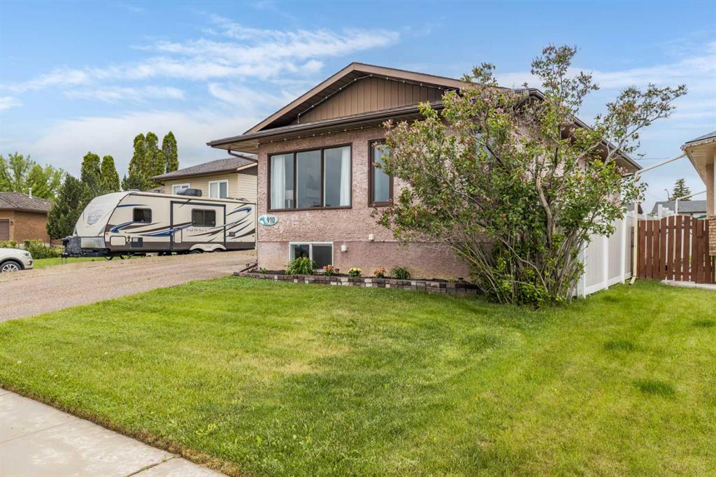 Picture of 910 7 Street SE, Redcliff Real Estate Listing