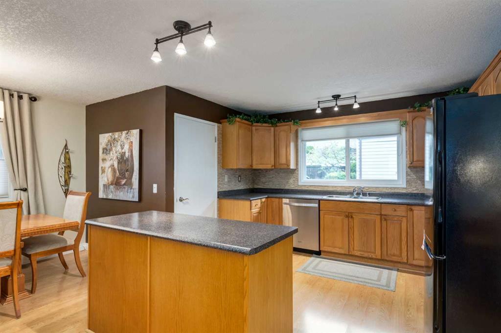 Picture of 120 Silverthorn Way NW, Calgary Real Estate Listing