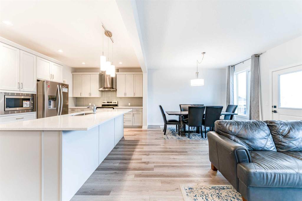 Picture of 54 Evansfield Green NW, Calgary Real Estate Listing