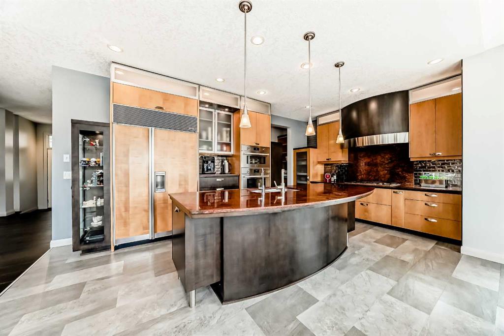 Picture of 11 Cresthaven Bay SW, Calgary Real Estate Listing