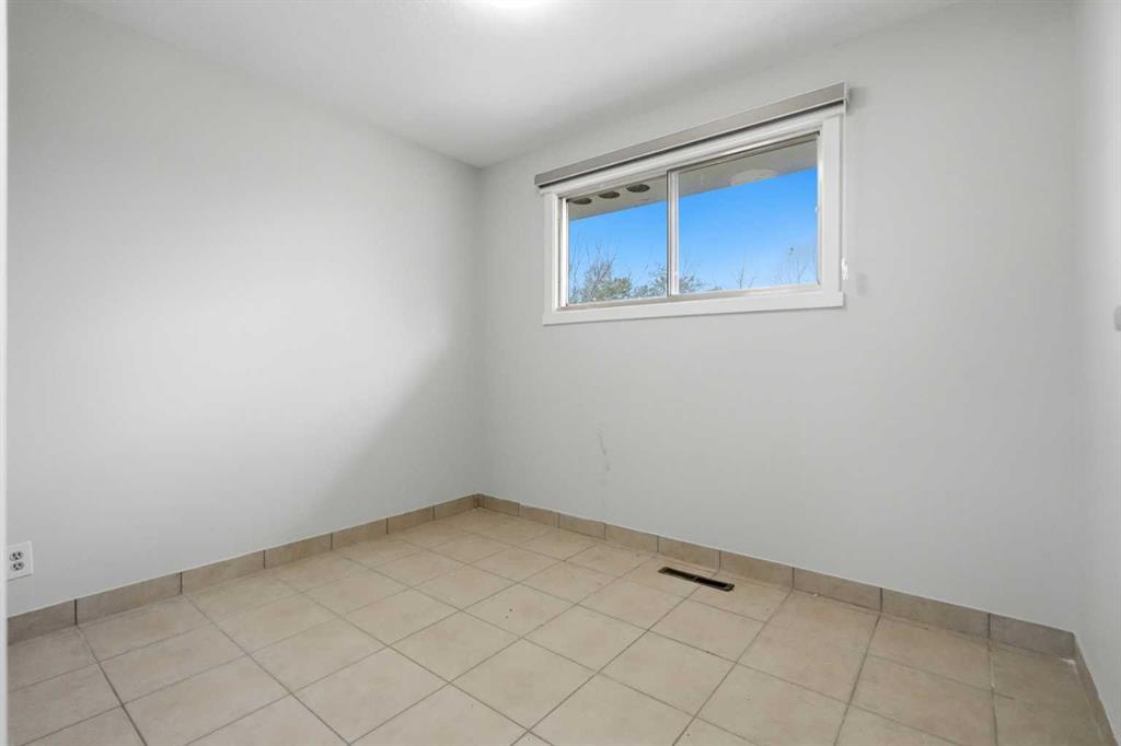 Picture of 587 East Lakeview Road , Chestermere Real Estate Listing