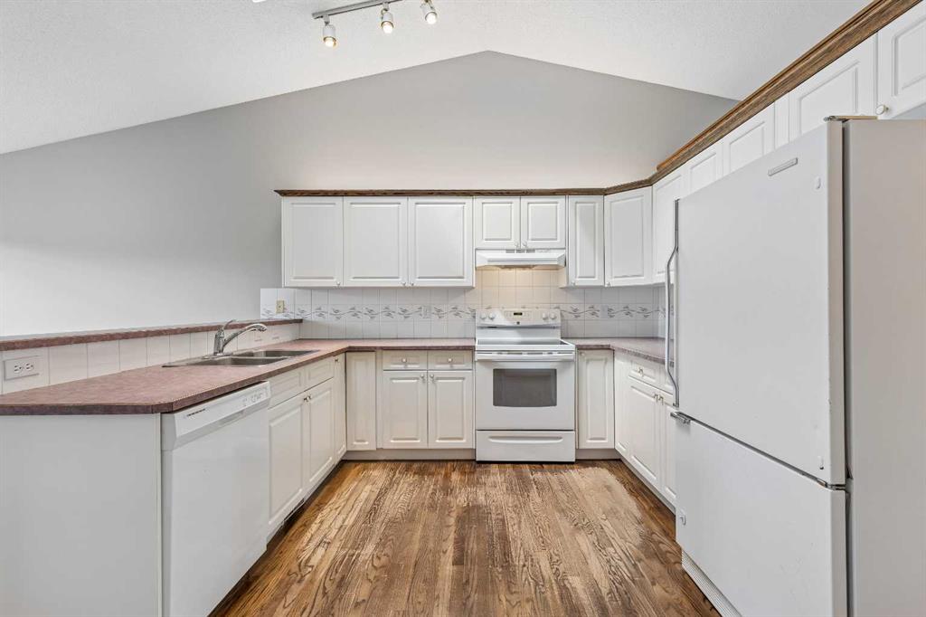 Picture of 121 Quigley Drive , Cochrane Real Estate Listing