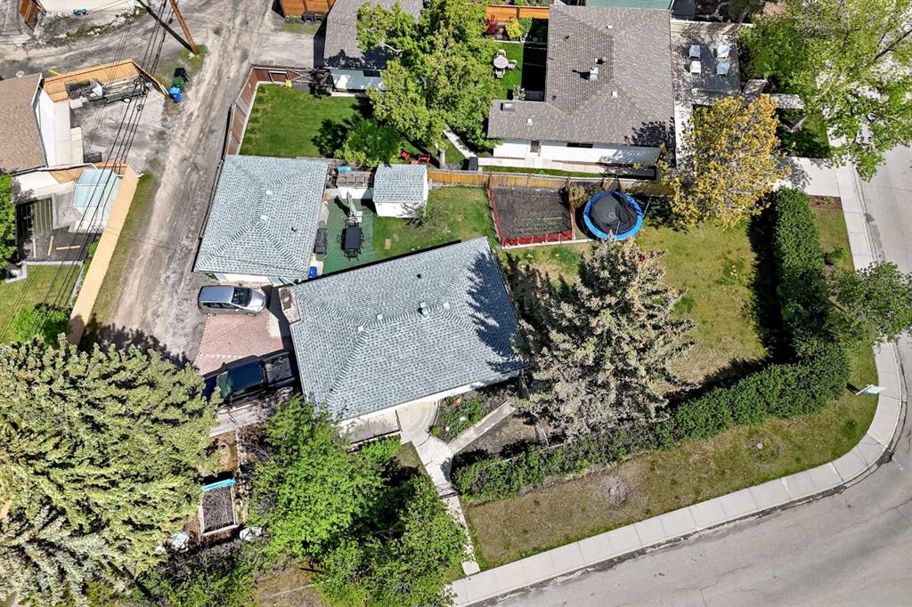 Picture of 4803 Montana Crescent NW, Calgary Real Estate Listing