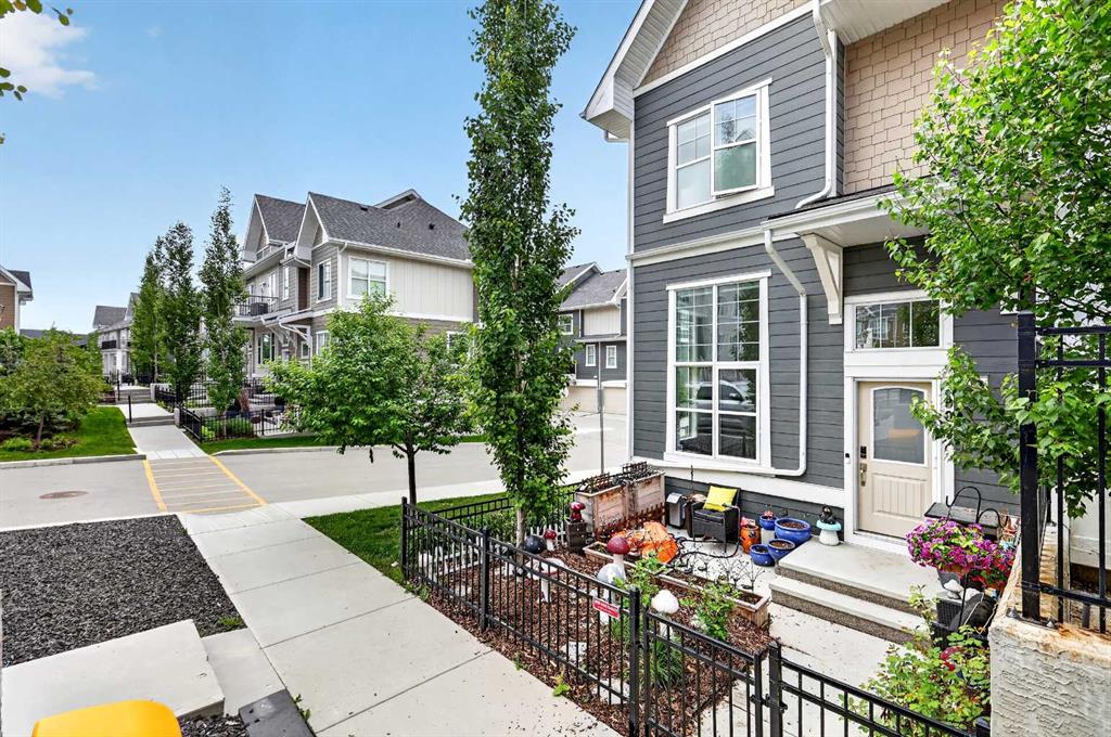 Picture of 903 Cranbrook Walk SE, Calgary Real Estate Listing