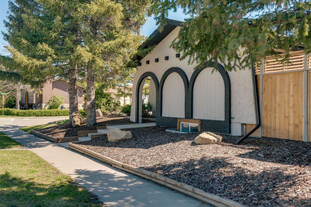 Picture of 10704 Oakfield Drive SW, Calgary Real Estate Listing