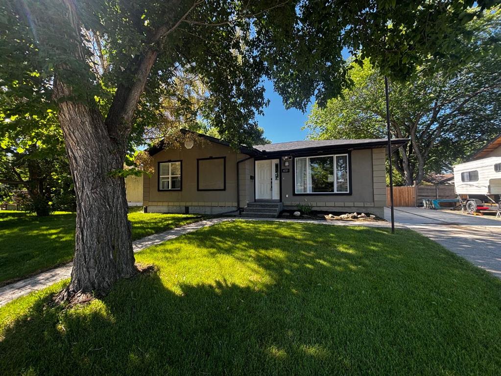 Picture of 6031 Lacombe Way SW, Calgary Real Estate Listing