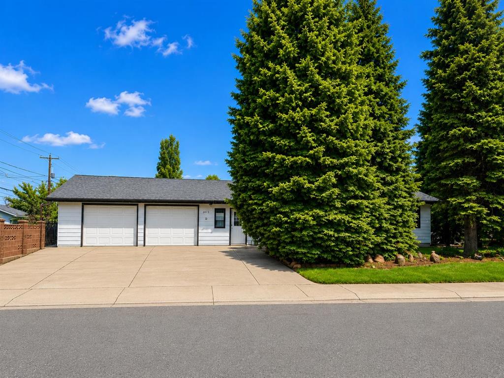 Picture of 2015 24 Street S, Lethbridge Real Estate Listing