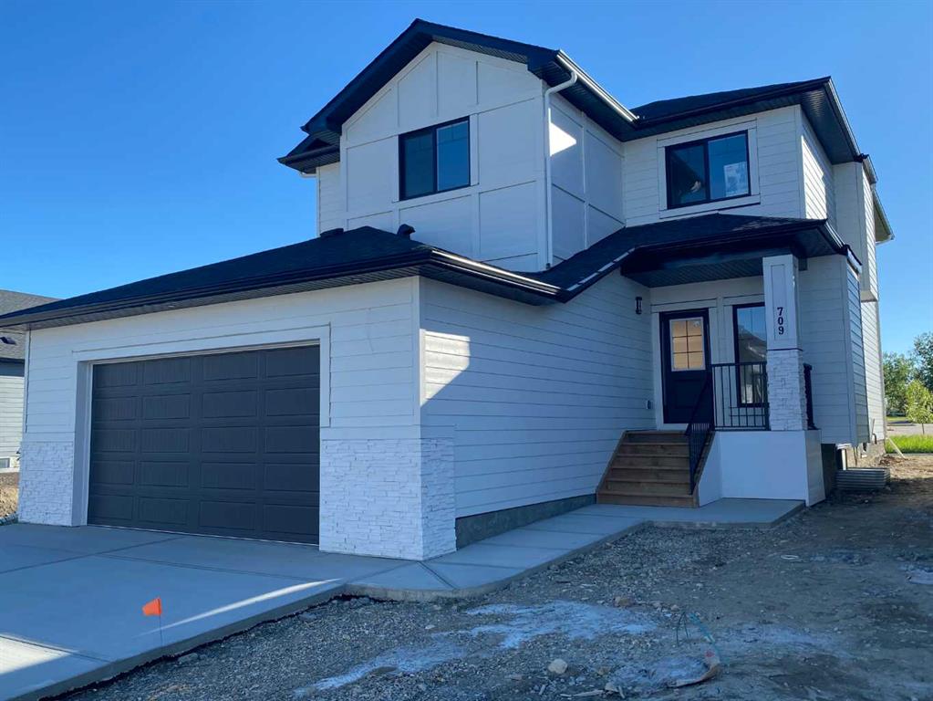 Picture of 709 MANDALAY Avenue NW, Carstairs Real Estate Listing