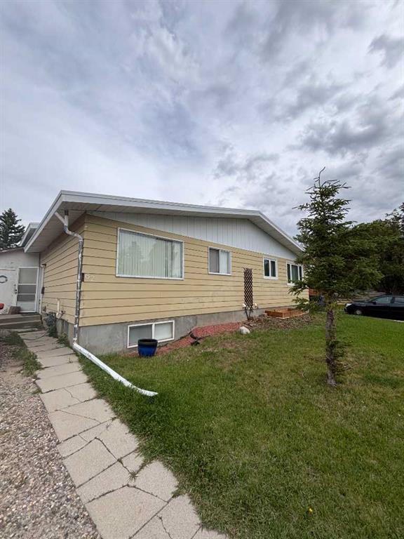Picture of 62 Carleton Road W, Lethbridge Real Estate Listing