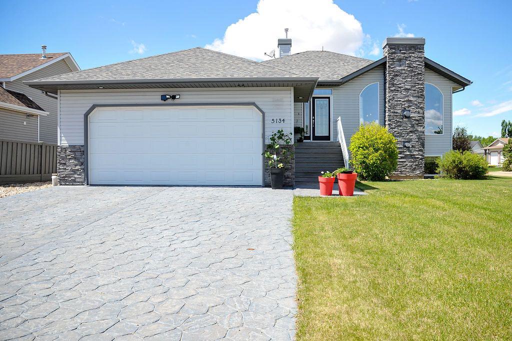 Picture of 5134 53 Street , Daysland Real Estate Listing